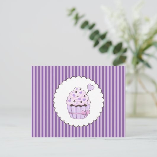 Schattigee cupcake met Paarse gestreepte achtergro Briefkaart (Staand voorkant)