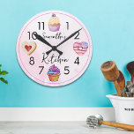 Schattigee Cupcake Roze Waterverf Gepersonaliseerd Ronde Klok<br><div class="desc">Gepersonaliseerde keuken wandklok met schattige waterverf zoete lekkernijen-cupcakes en koekjes.</div>