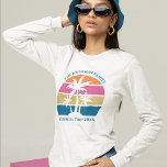Schattigee Custom Beach Trip Lange Mouw Vrouwen T-shirt<br><div class="desc">Dit schattige tropische palmboom zonsondergang dames lange mouw t-shirt is perfect voor een zomer strandreis met je college vrienden of een leuke cruiseschip vakantie met het gezin. Personaliseer een set van aangepaste t - shirts voor uw groep uitje naar de kust of een eiland familie reünie in Florida of Hawaii....</div>