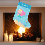 Schattigee Custom Zeemeermin Beach House Kinder Kleine Kerstsok<br><div class="desc">Een schattige kinder kerstman voor een mooi meisje dat graag zwemt in de zomer met zeemeerminnen. Met een  roze harige zeemeermin die rondzwemt rond de mooie seizoenshellen in de oceaan. Een gave kindercadeau voor een strandminnaar.</div>