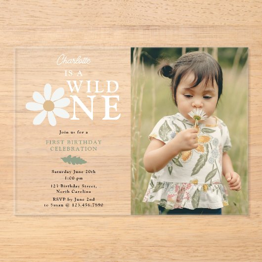 Schattigee Daisy Flower 1st Birthday Girl Wild One Acryl Uitnodigingen (Voorkant)