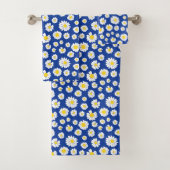 Schattigee Daisy Flowers op blauwe achtergrond Bad Handdoek (Insitu)