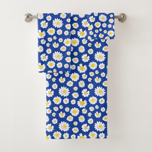 Schattigee Daisy Flowers op blauwe achtergrond Bad Handdoek (Insitu)