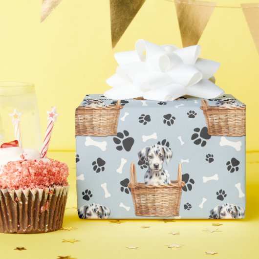 Schattigee Dalmatische Puppy in Basket Paw Print Cadeaupapier (Verjaardagsfeest)