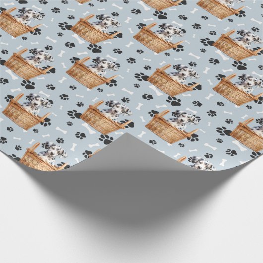 Schattigee Dalmatische Puppy in Basket Paw Print Cadeaupapier (Hoek)