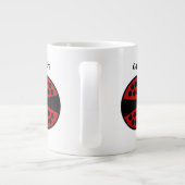 Schattigee dame bugs rondom grote koffiekop (Achterkant)