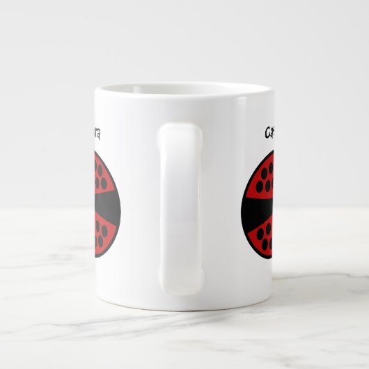 Schattigee dame bugs rondom grote koffiekop (Achterkant)