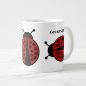 Schattigee dame bugs rondom grote koffiekop (Voorkant rechts)