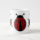 Schattigee dame bugs rondom grote koffiekop (Voorkant)