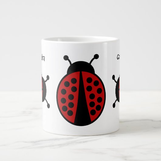 Schattigee dame bugs rondom grote koffiekop (Voorkant)