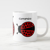 Schattigee dame bugs rondom grote koffiekop (Rechts)