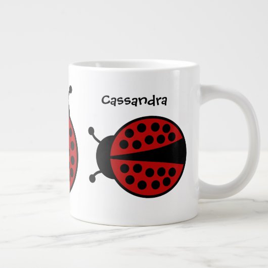 Schattigee dame bugs rondom grote koffiekop (Rechts)