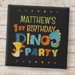 Schattigee Dino Dinosaur Kind verjaardagsfeestje Vierkante Button 5,1 Cm<br><div class="desc">Samengesteld uit leuke sans serif handgeschreven typografie; Schattigee T-REX dinosaurussen op de achtergrond Dit is ontworpen door Select Party Supplies,  exclusief voor Zazzle. Beschikbaar hier: http://www.zazzle.com/store/selectpartysupplies</div>