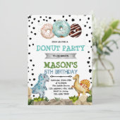 Schattigee dinosaurus donut-feestuitnodiging kaart (Staand voorkant)