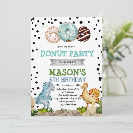 Schattigee dinosaurus donut-feestuitnodiging kaart (Staand voorkant)