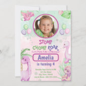 Schattigee Dinosaurus Meisje Verjaardag Fotouitnod Kaart (Voorkant)