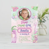 Schattigee Dinosaurus Meisje Verjaardag Fotouitnod Kaart (Staand voorkant)