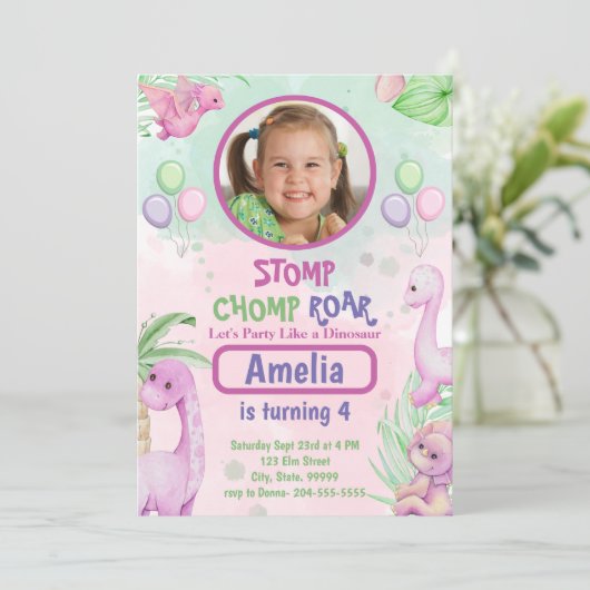 Schattigee Dinosaurus Meisje Verjaardag Fotouitnod Kaart (Staand voorkant)