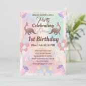 Schattigee dinosaurus roze kleur kinder 1e verjaar kaart (Staand voorkant)