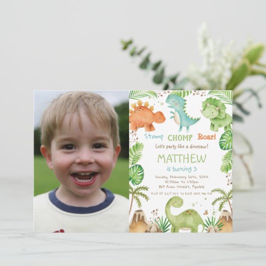 Schattigee dinosaurussen groen jongen verjaardag f kaart (Staand voorkant)