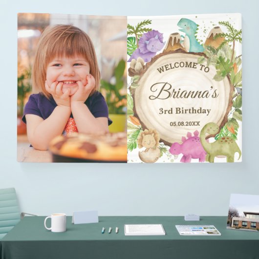 Schattigee Dinosaurussen Meisje Verjaardag Welkom  Spandoek (Beurs)