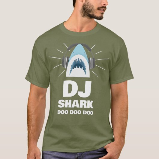 Schattigee DJ Baby Shark Dragen Hoofdtelefoon in K T-shirt (Voorkant)