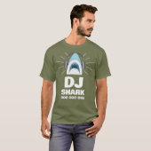 Schattigee DJ Baby Shark Dragen Hoofdtelefoon in K T-shirt (Voorkant volledig)