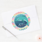 Schattigee Dolfijn; Kleurrijk Chevron Baby shower Ronde Sticker (Envelop)
