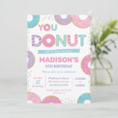 Schattigee donuts en sprinkles verjaardagsfeestje kaart (Staand voorkant)