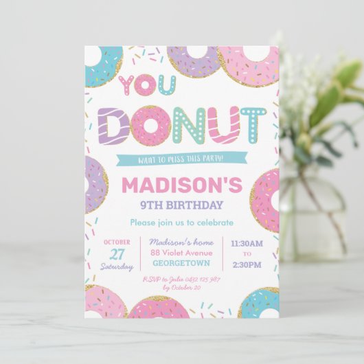 Schattigee donuts en sprinkles verjaardagsfeestje kaart (Staand voorkant)