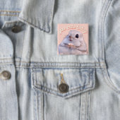 Schattigee donzige eekhoorn met roze bloem vierkante button 5,1 cm (In situ)