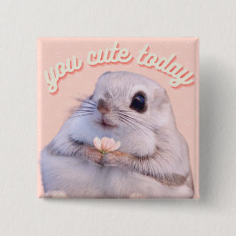 Schattigee donzige eekhoorn met roze bloem vierkante button 5,1 cm