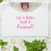 Schattigee donzige hond met een kat op zijn hoofd theedoek (Gevouwen)