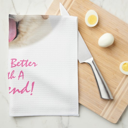 Schattigee donzige hond met een kat op zijn hoofd theedoek (Quarter Fold)