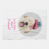 Schattigee donzige hond met een kat op zijn hoofd theedoek (Horizontaal)