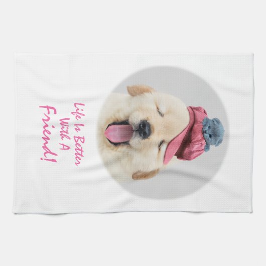 Schattigee donzige hond met een kat op zijn hoofd theedoek (Horizontaal)