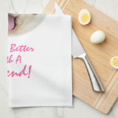 Schattigee donzige hond met een kat op zijn hoofd  theedoek (Quarter Fold)