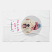 Schattigee donzige hond met een kat op zijn hoofd  theedoek (Horizontaal)