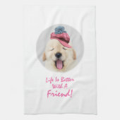 Schattigee donzige hond met een kat op zijn hoofd  theedoek (Verticaal)