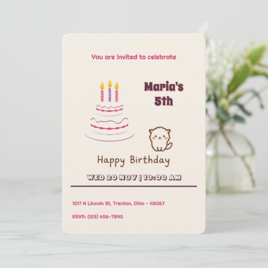 Schattigee donzige kat met verjaardagstaart kaart (Staand voorkant)