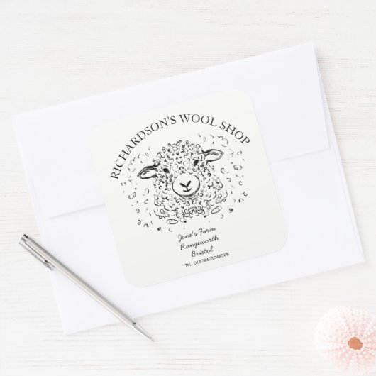 Schattigee Doodle Lamb Illustration – Wool & Yarn Vierkante Sticker (Envelop)