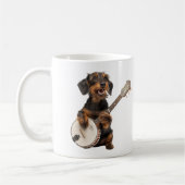 Schattigee draadharige teckel speelt banjo koffiemok (Links)