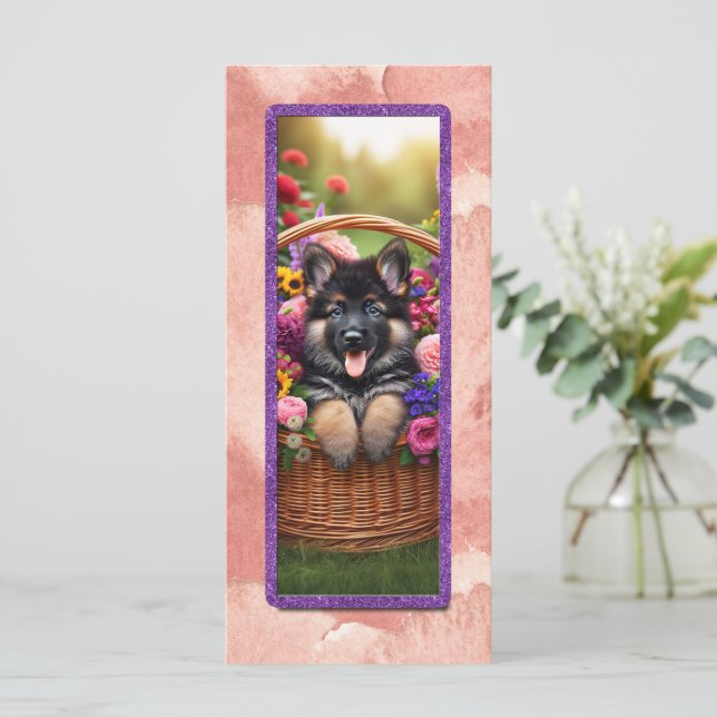 Schattigee Duitse herdershond in een mand (Staand voorkant)