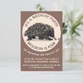 Schattigee Echidna en Bee cartoon verjaardagsuitno Kaart (Staand voorkant)