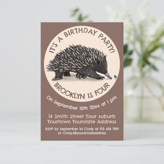 Schattigee Echidna en Bee cartoon verjaardagsuitno Kaart (Staand voorkant)