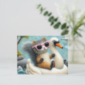 Schattigee Eekhoorn Kat Hybride op een Zwaan Float Briefkaart (Staand voorkant)