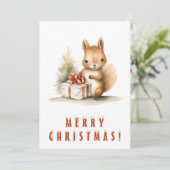 Schattigee eekhoorn met kerstcadeau Vrolijk kerstf Feestdagenkaart (Staand voorkant)