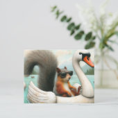Schattigee Eekhoorn op een Swan Floatie Briefkaart (Staand voorkant)