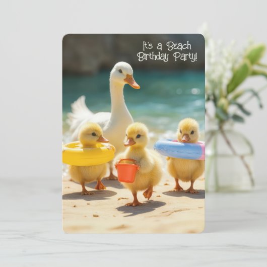 Schattigee eenden op het strand voor een verjaarda kaart (Staand voorkant)