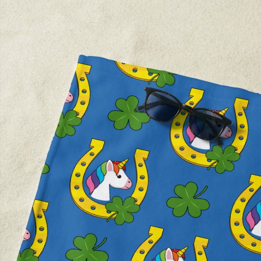 Schattigee Eenhoorn op St Patrick's Day Pattern Strandlaken (In situ)
